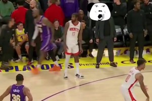 有没注意这小细节？伊森看到詹姆斯往后场走赶忙小跑回防